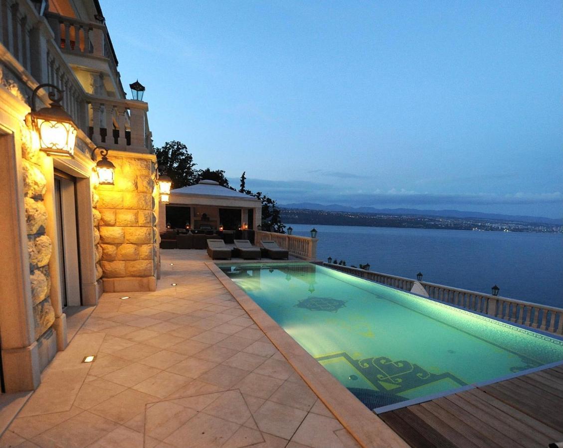 Villa Isabella - Luxury With Style Right Next To The Beach, Private Pool And Sea View Opatija Luaran gambar